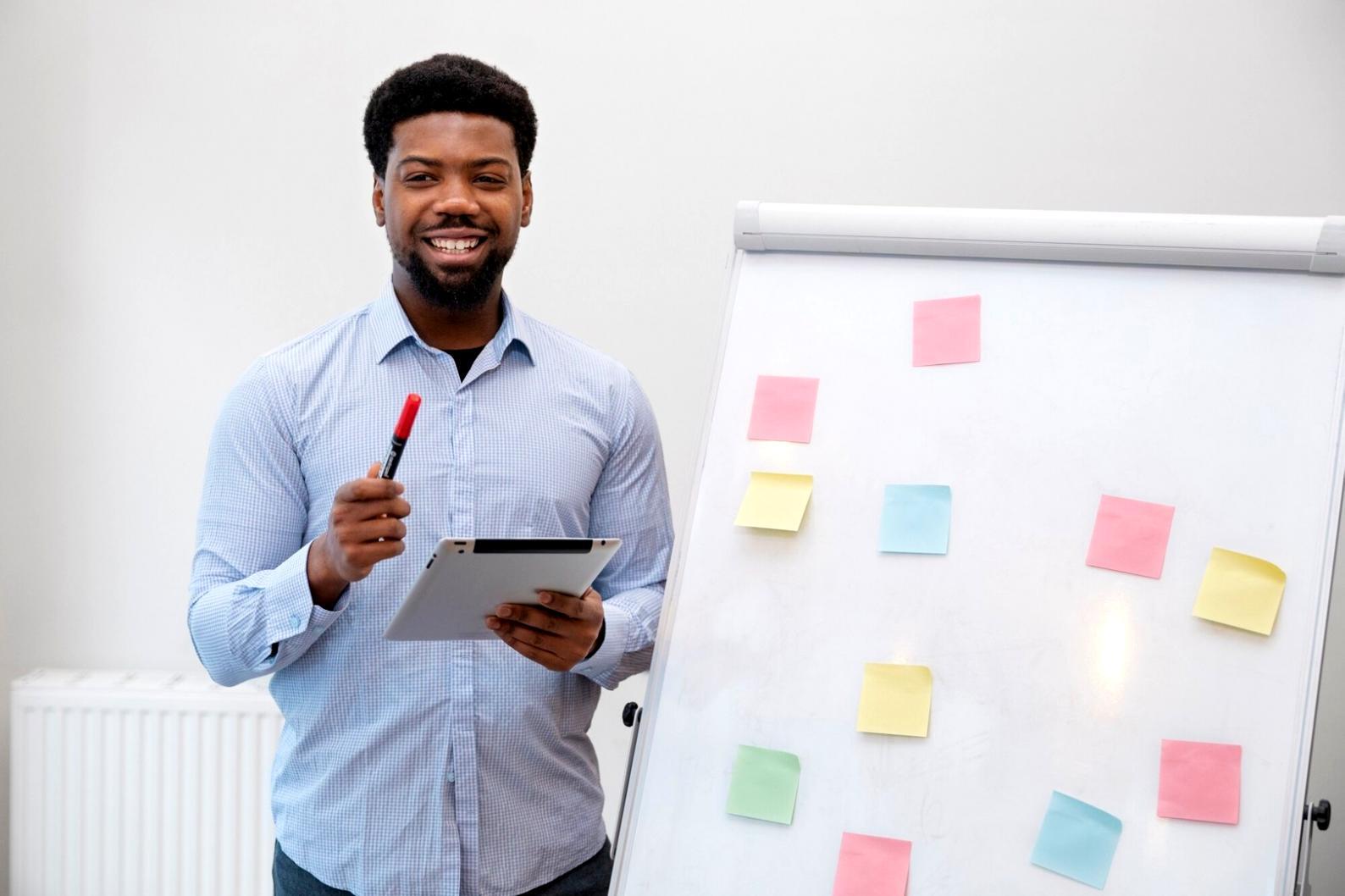 Séance de formation en sécurité financière avec participants actifs