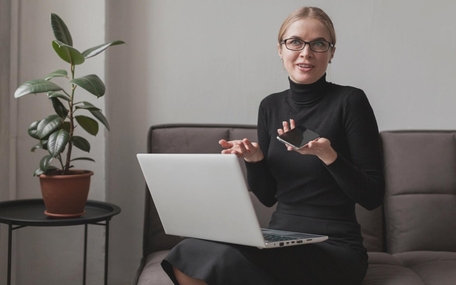 Équipe en session de formation financière professionnelle